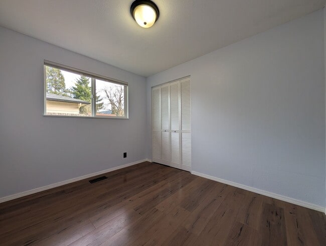 Building Photo - Great 4bed/1.5 bath home with bonus space and additonal storage