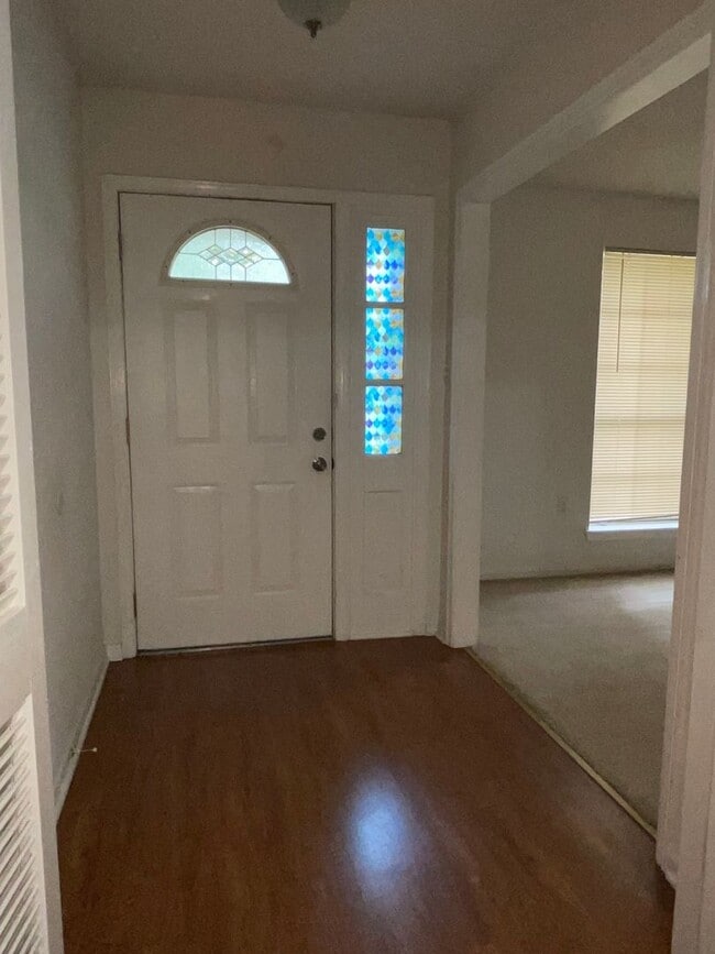 Building Photo - Spacious Home in Country Club Estates