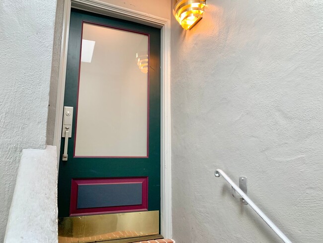 Building Photo - Castro / Mission DoloresTop Floor 2 BR Con...