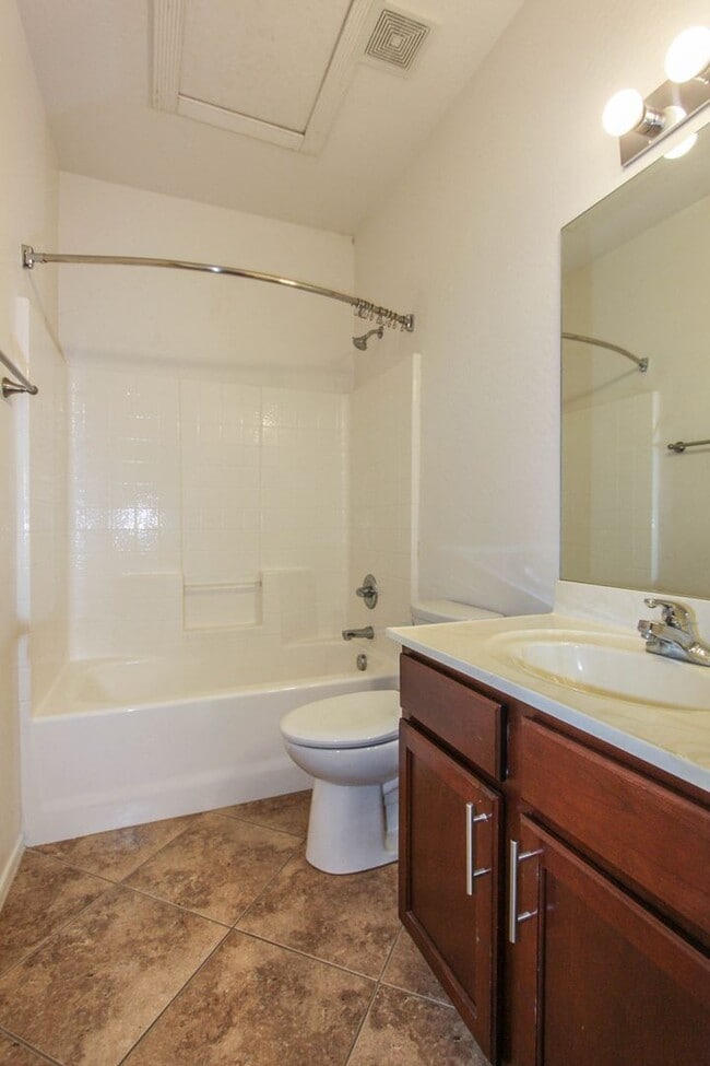 Building Photo - 3 Bedroom Plus Den in Quailwood