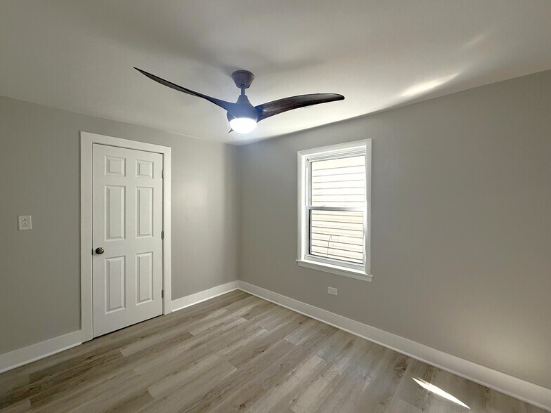 Building Photo - 3575 W Dickens Ave