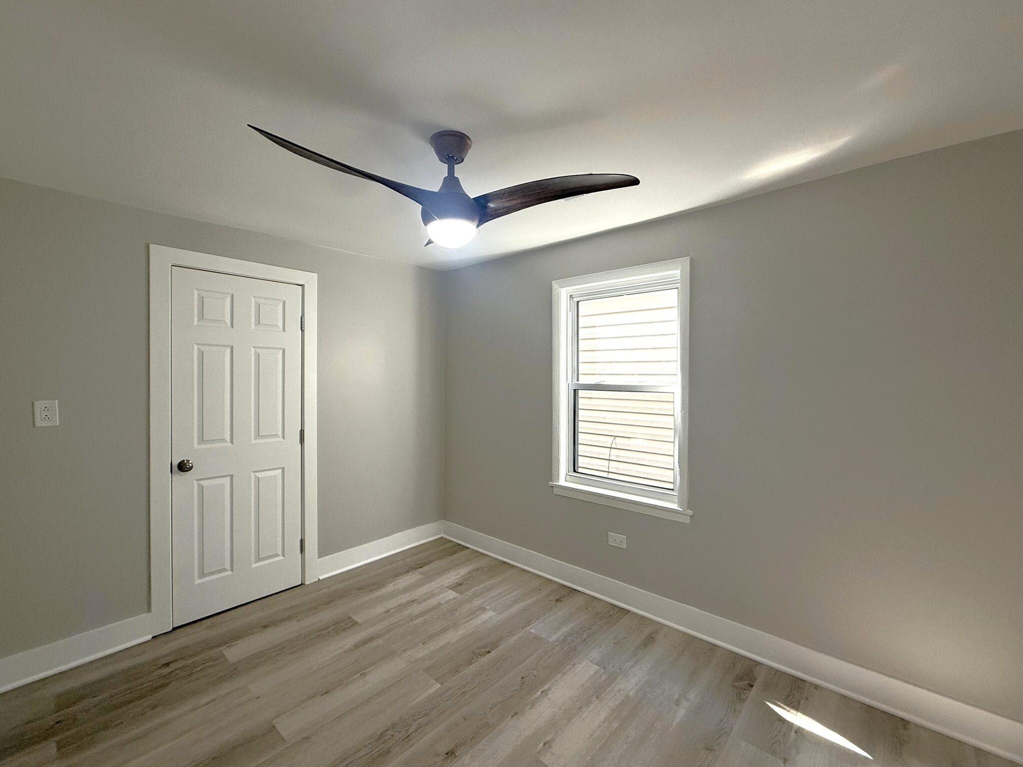 Building Photo - 3575 W Dickens Ave