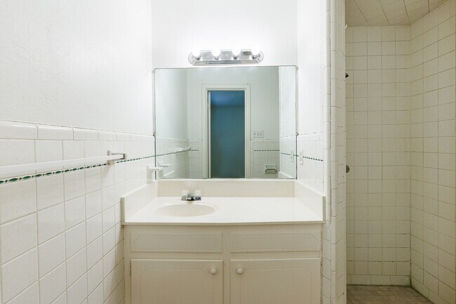 Building Photo - Cute House Convenient to Campus, Shopping,...