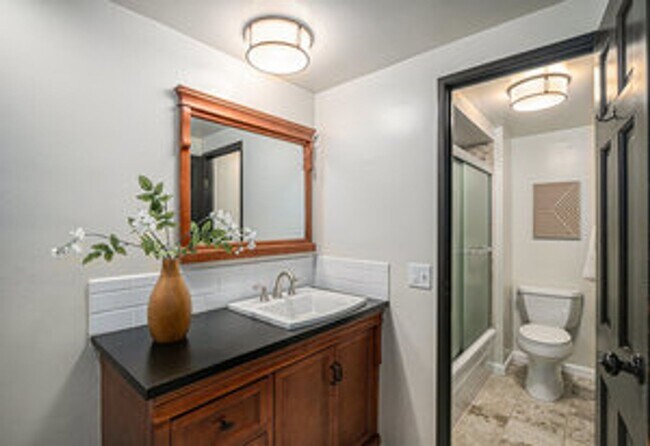 Building Photo - Cute 2 Bed Furnished Condo in Old Town