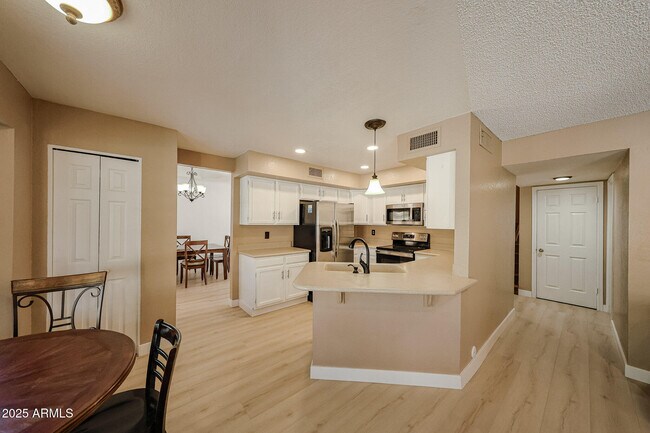 Building Photo - 5440 W Beryl Ave