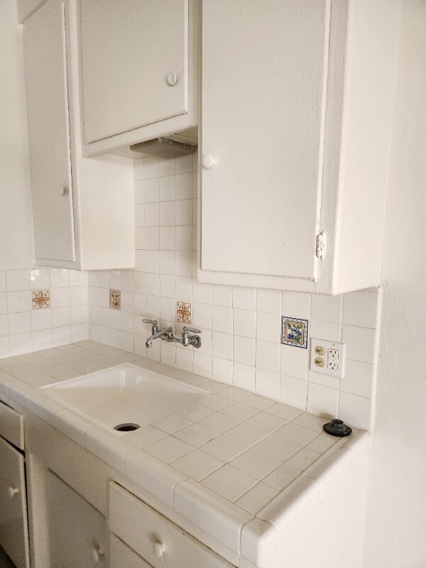 Building Photo - 1909 Beachwood Dr