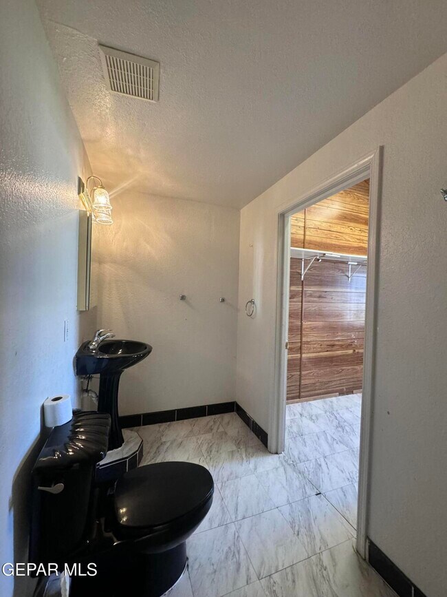 Building Photo - 386 McCune Rd