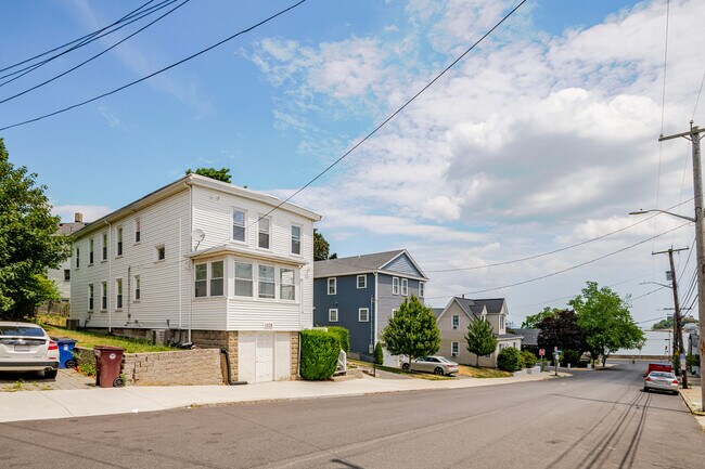 Building Photo - 1008 Winthrop Ave