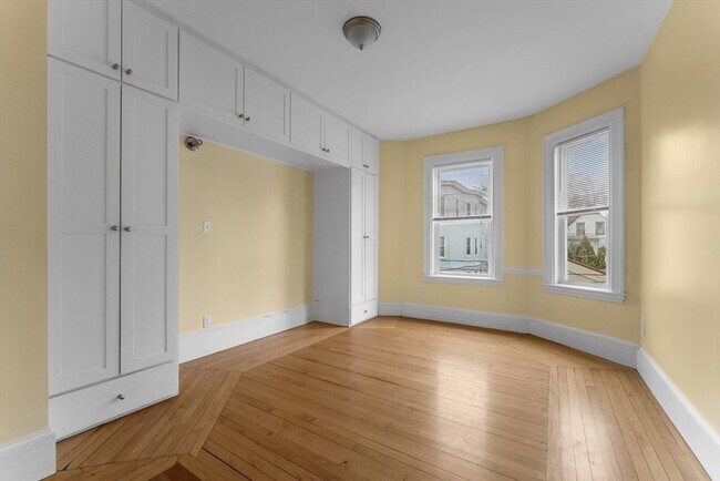 Building Photo - 571 Washington St