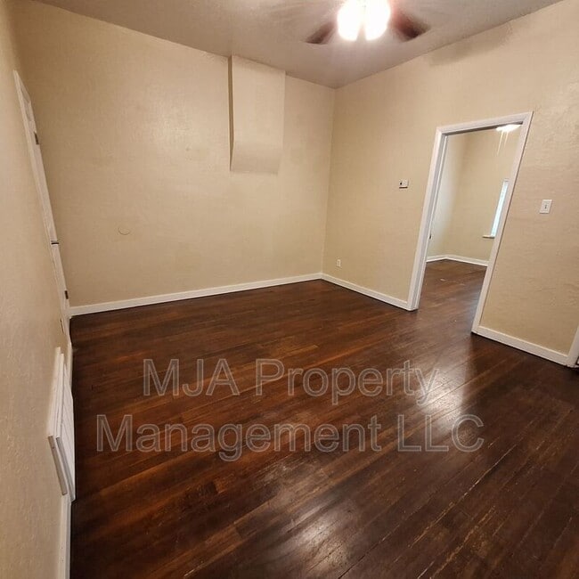 Building Photo - 1043 S 200 W