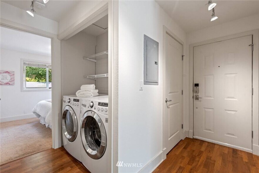 Building Photo - 11058 NE 33rd Pl