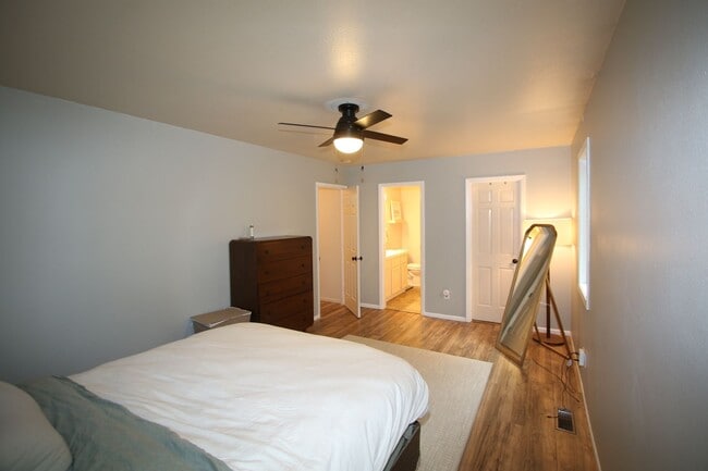 Building Photo - 3 Bedroom Townhouse!
