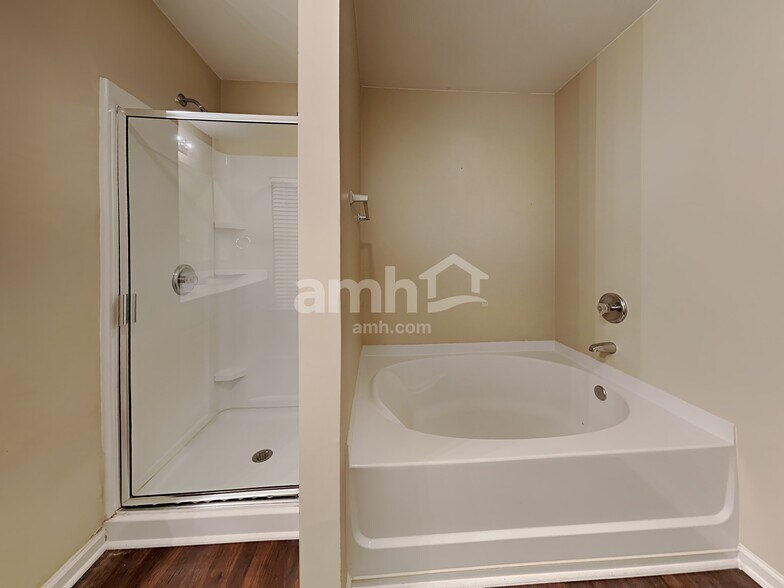 Building Photo - 2920 Mayfair Dr