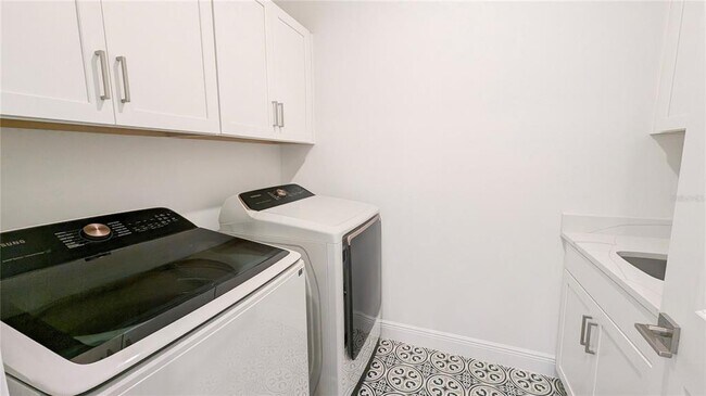 Building Photo - 15614 Vetta Dr