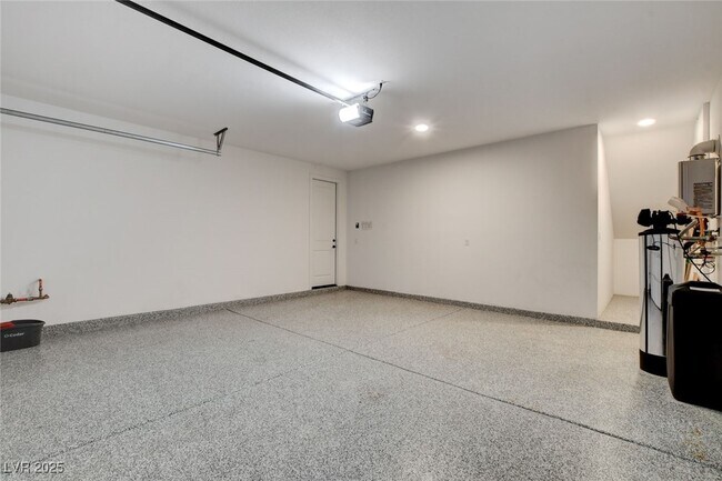 Building Photo - 1305 Azure Jay Ave