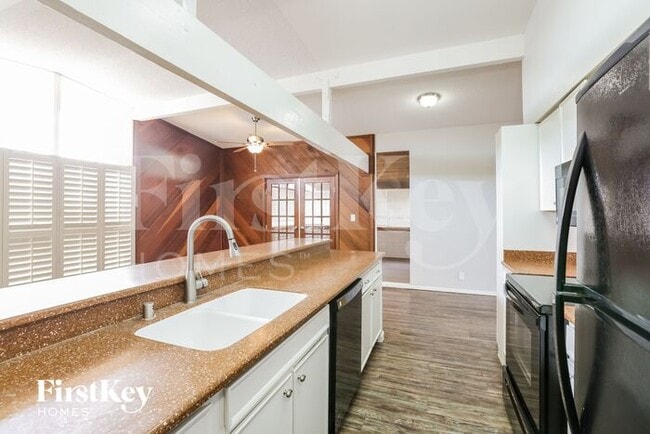 Building Photo - 6301 Fairwood Ave