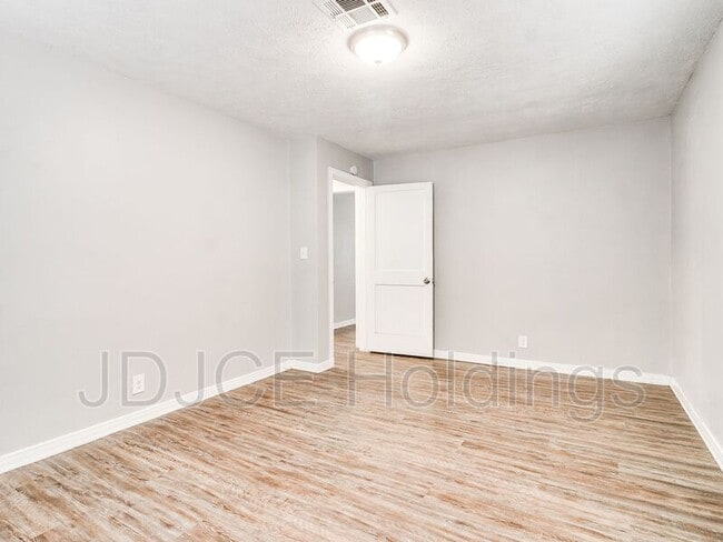 Building Photo - 536 E Northrup Dr