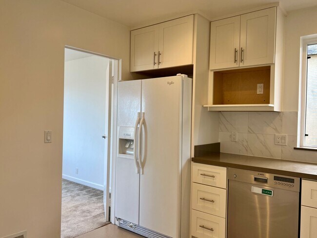 Building Photo - Sparkling 2 Bedroom 1.5 Bath - Nicely upda...