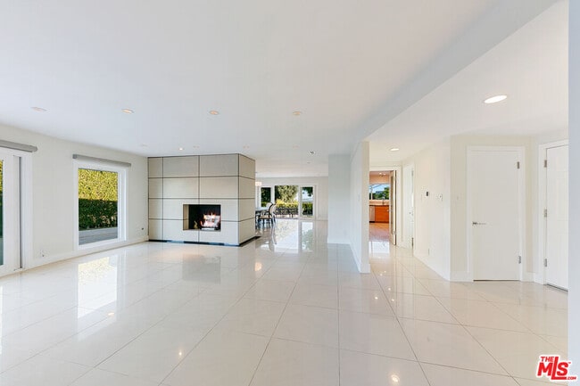 Building Photo - 826 N Tigertail Rd