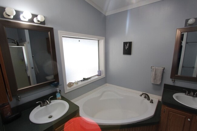 Building Photo - 5-Bedroom Home located in Railroad Springs