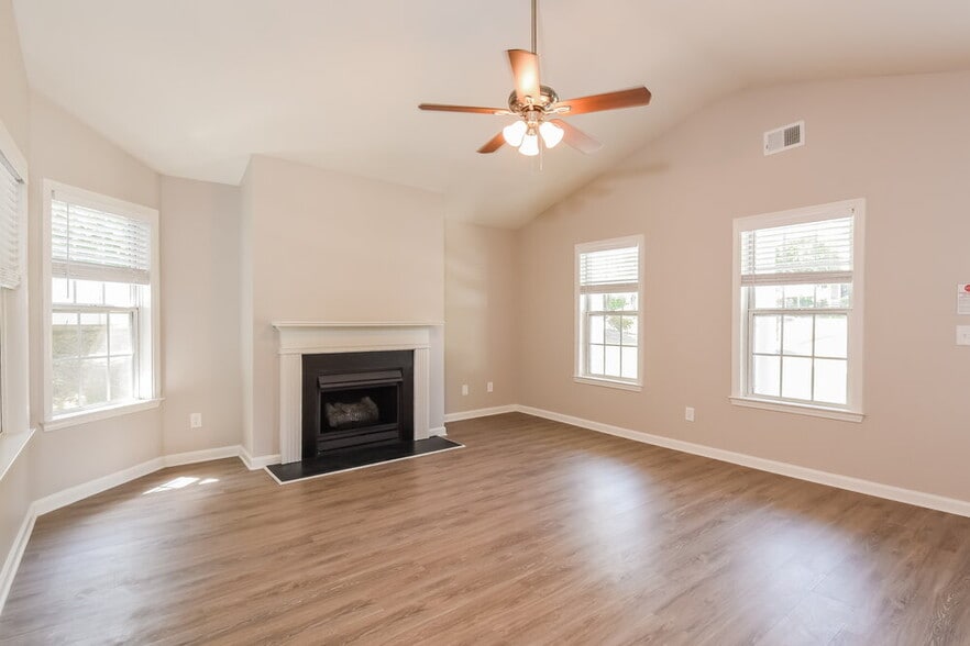 Building Photo - 2010 Greenhill Pass