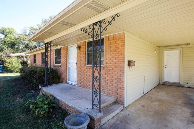 Building Photo - 29 Meadowbrook Dr
