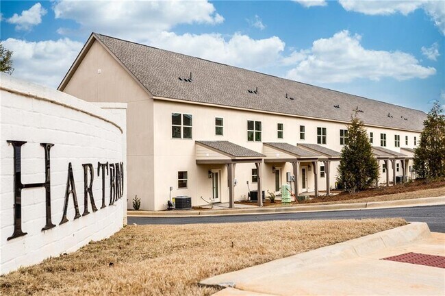 Building Photo - 3260 Academy Dr