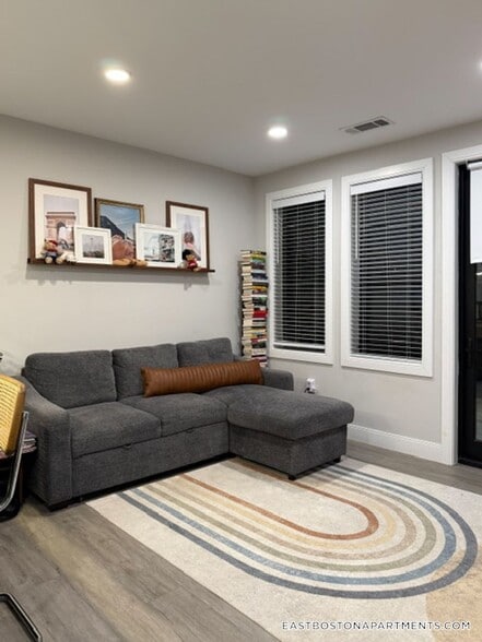 Building Photo - 656 Saratoga St