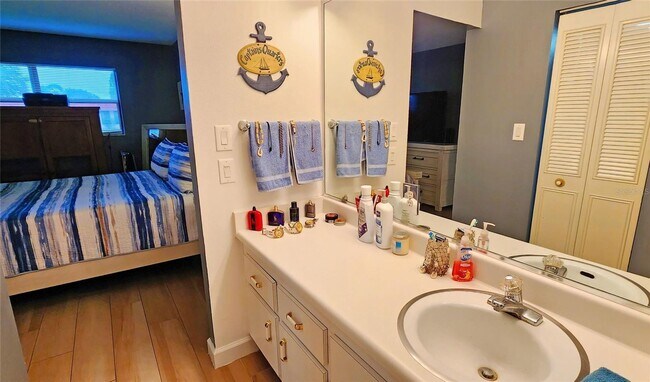 Building Photo - Adorable 1/1 condo with dock and amenity community