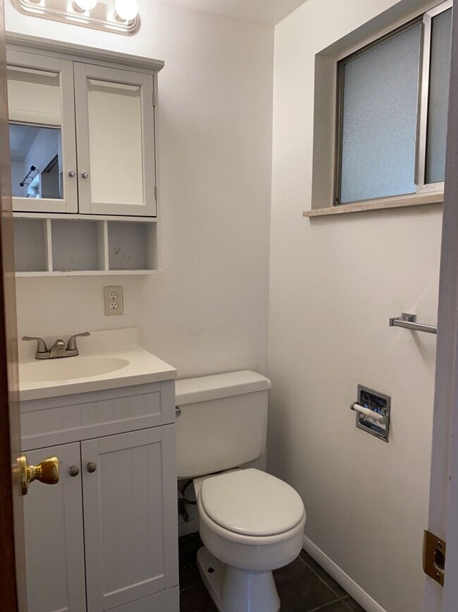 Building Photo - STUDENTS WELCOME! Sprawling Ranch Home w/ Large Fenced Yard