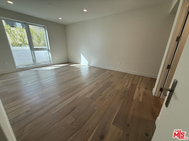 Building Photo - 505 S Barrington Ave