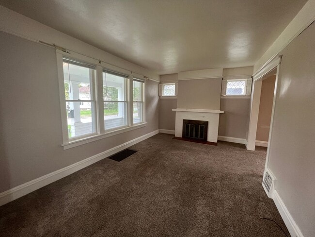 Building Photo - AVAILABLE JUNE - 3 BED 1 BATH NEAR CAMPUS