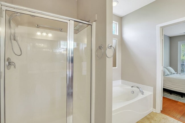 Building Photo - Stunning 2 bedroom, 2 bath in Bluffton