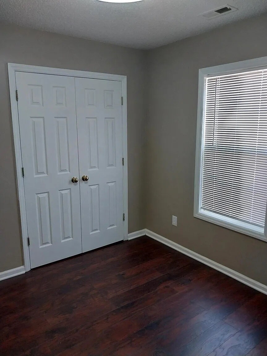 Building Photo - 1716 Pebble Ridge Dr