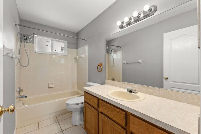 Building Photo - "Spacious 4-Bedroom Gem with 2.5 Baths in ...