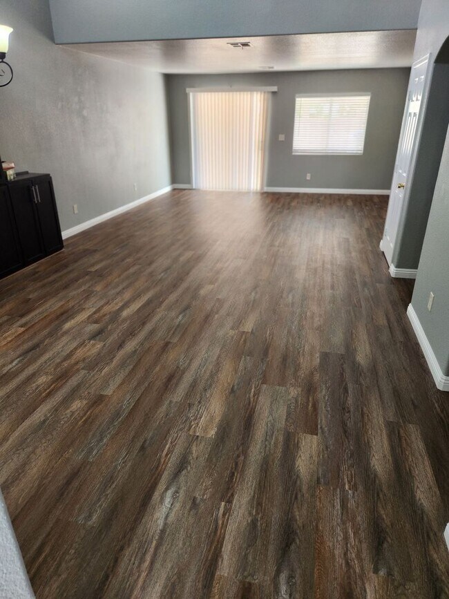 Building Photo - North Las Vegas Upgraded 4 Bedroom!