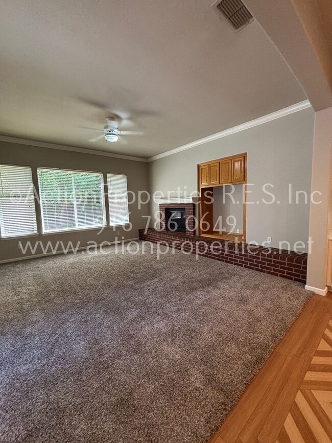 Building Photo - Single Story, Possible In-law or Great Hom...