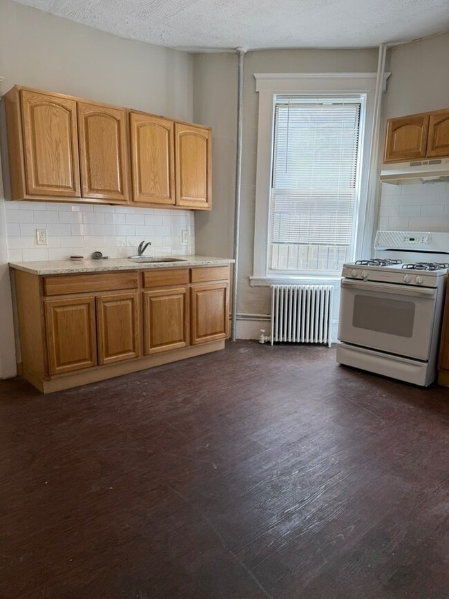 Building Photo - 13 N Bond St