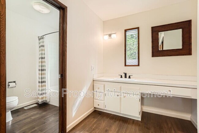 Building Photo - 1759 Marylhurst Dr