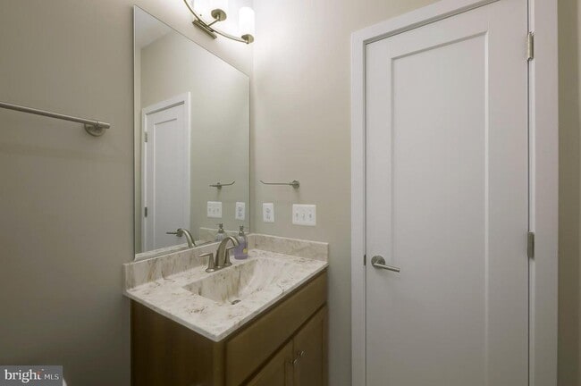 Building Photo - 719 Parkside Pl NE