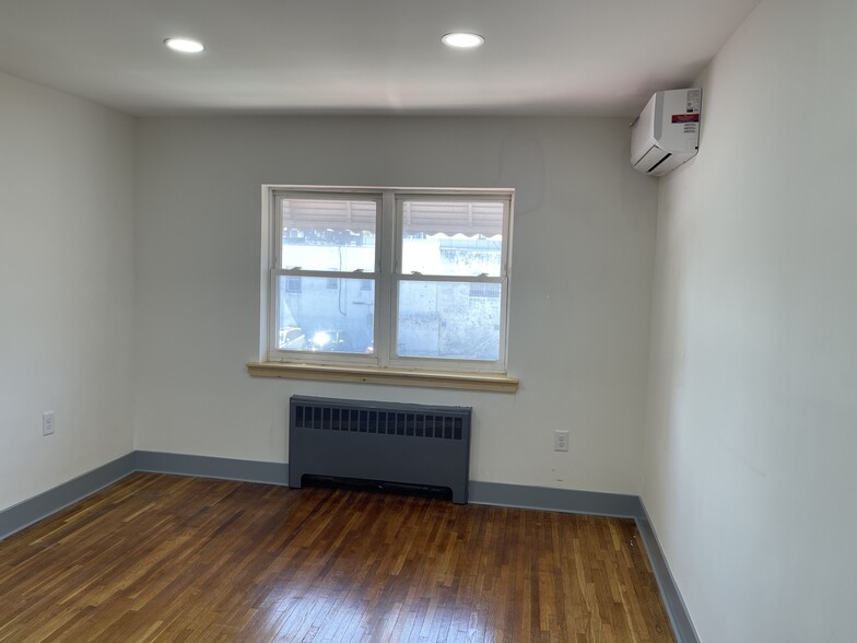 Building Photo - 818 E 234th St