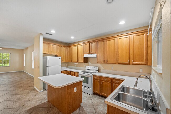 Building Photo - 2567 SE Ruskin Dr