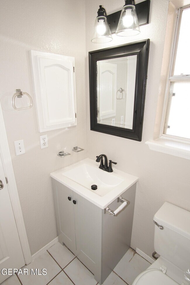Building Photo - 2151 Sun Manor Dr