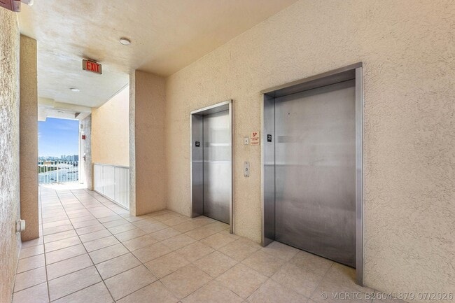 Building Photo - 2640 Lake Shore Dr
