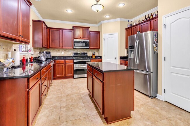 Building Photo - 5 Bedrooms in Crestview!!