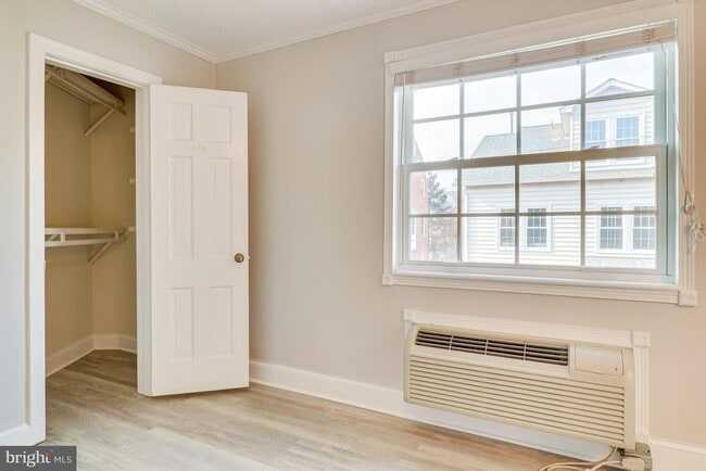 Building Photo - 1708 W Abingdon Dr