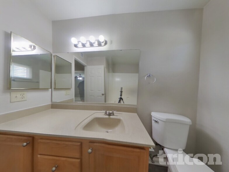 Building Photo - 5212 N 69th Ave