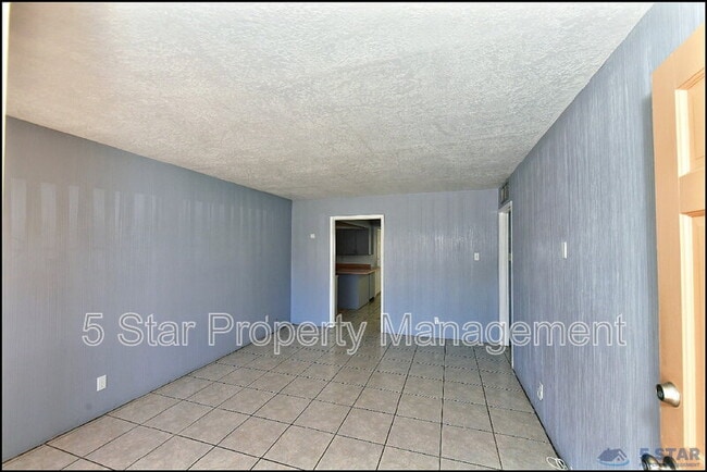 Building Photo - 5613 Creston Ave