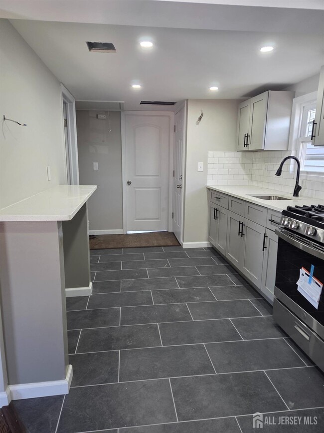 Building Photo - 649 State St