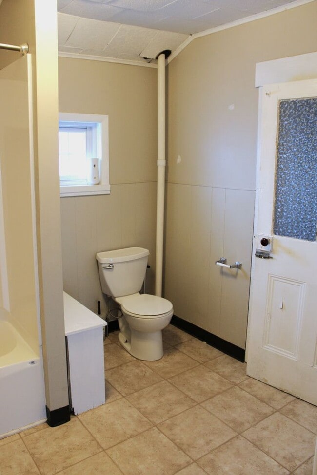 Building Photo - 975 Church St